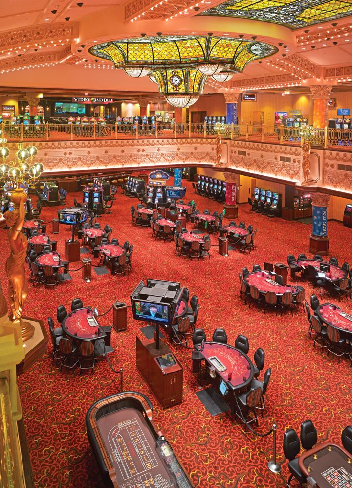 Casinotafel met kaarten en fiches
